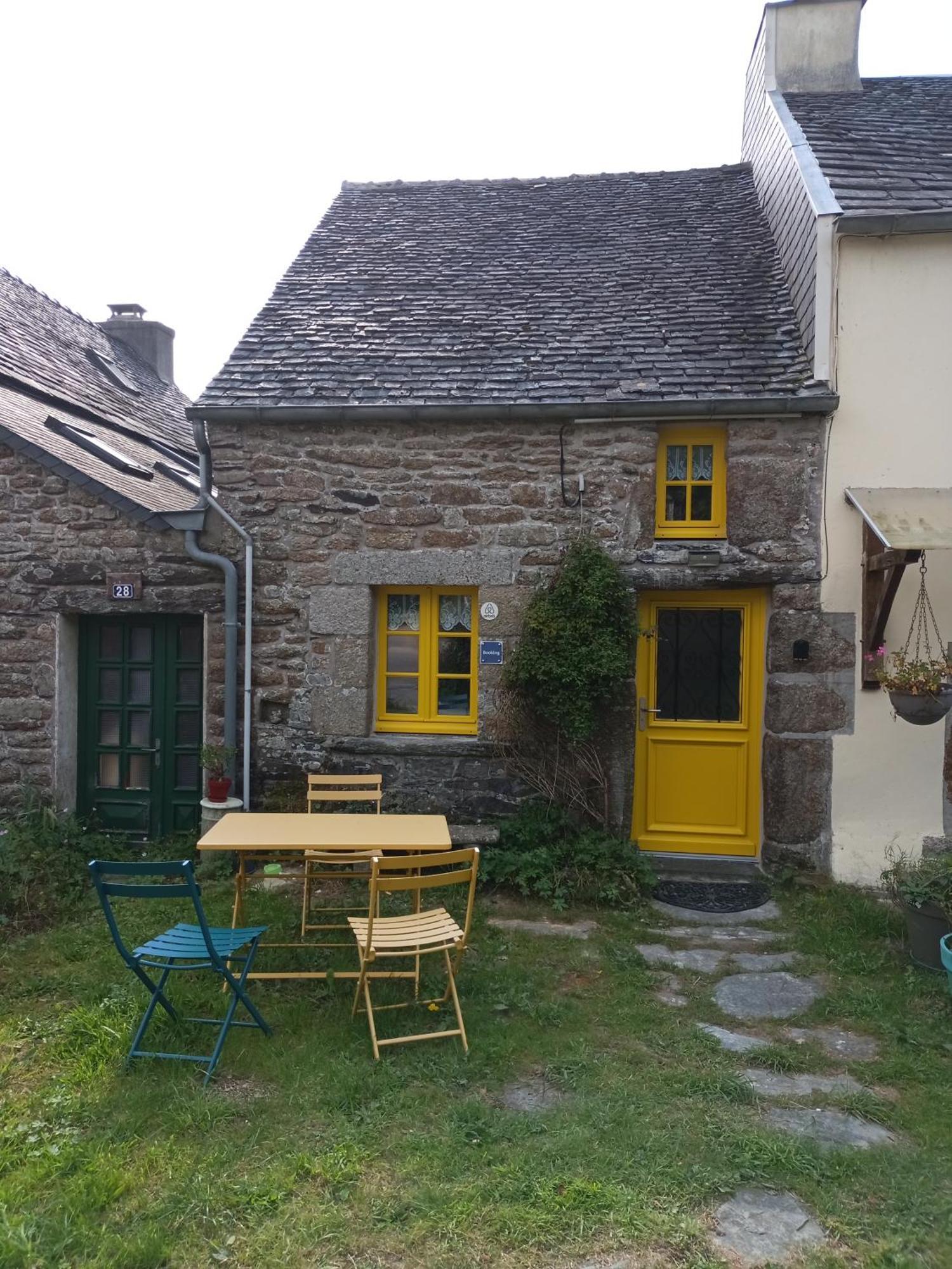 La Maison De Poupee Berrien Kültér fotó