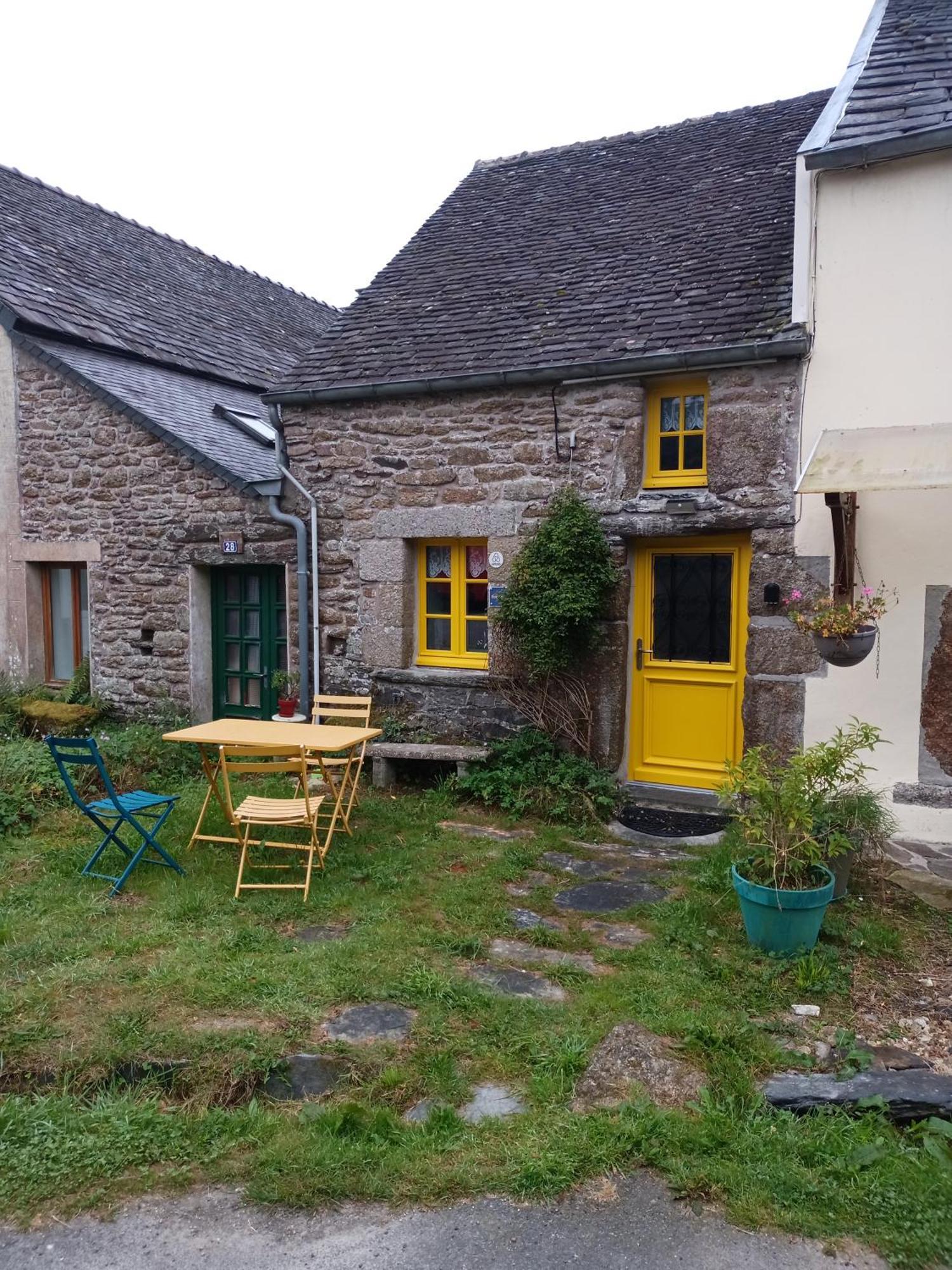 La Maison De Poupee Berrien Kültér fotó